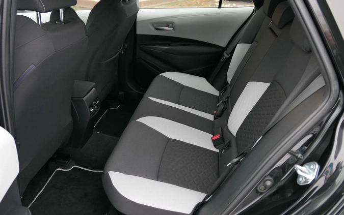 Toyota Corolla cena 103900 przebieg: 64000, rok produkcji 2019 z Suwałki małe 137